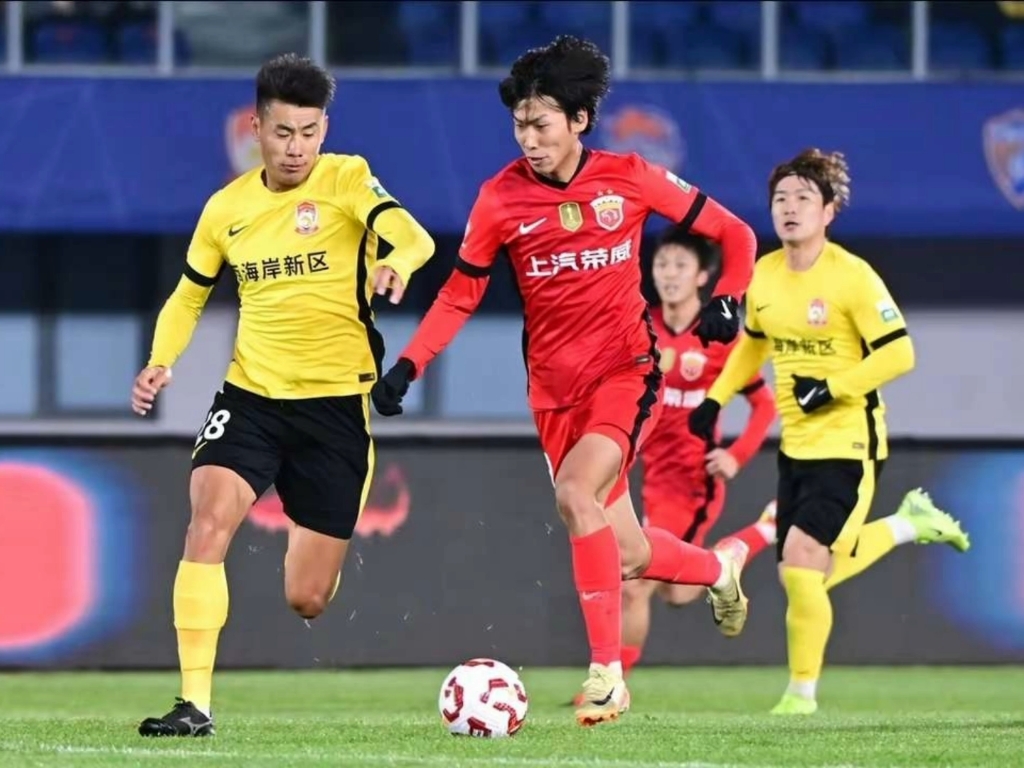 包含中超-李新翔传射蒯纪闻送助攻上海海港3-0大连英博的词条