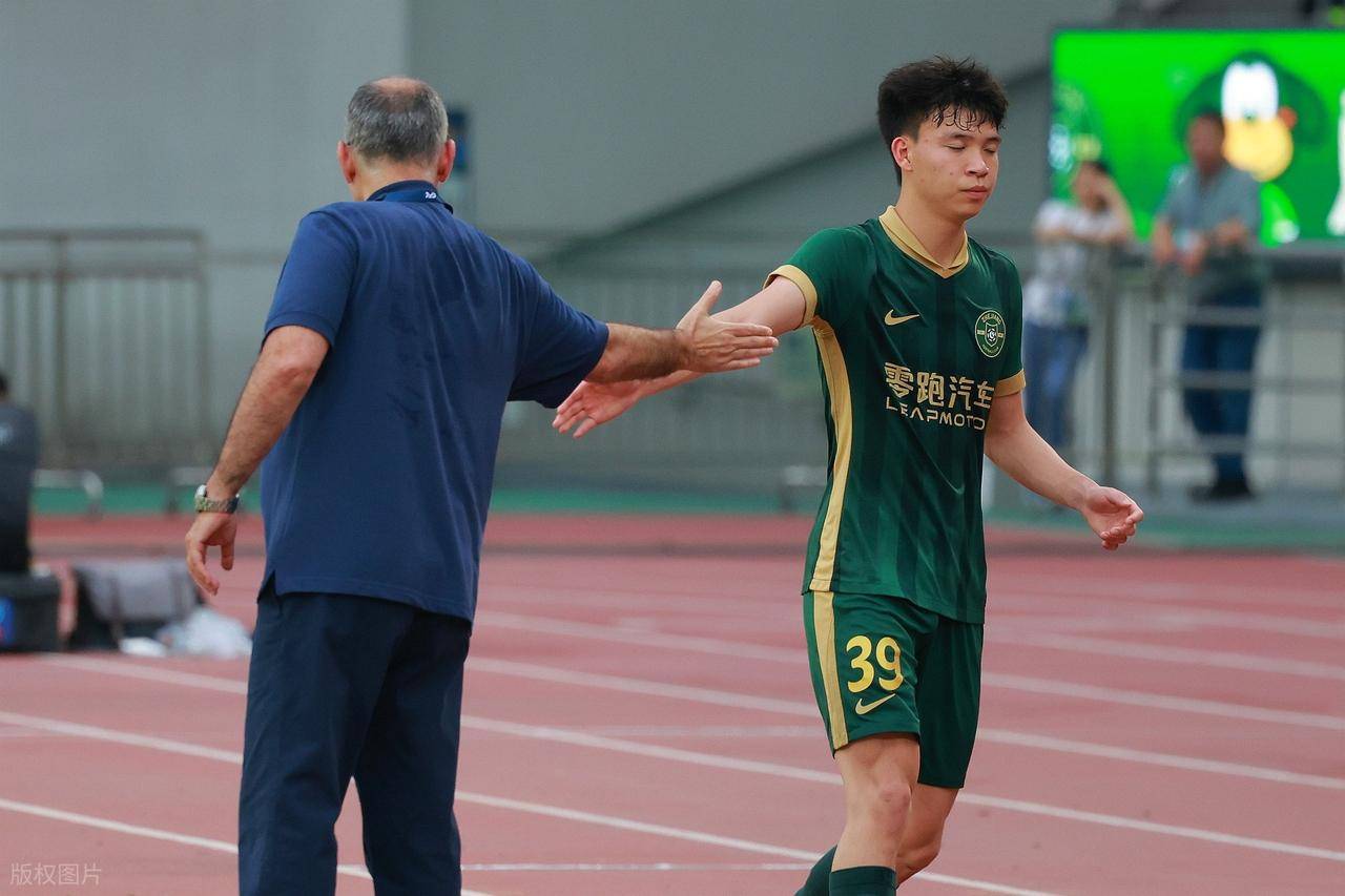 关于中超-米特里策首秀2射1传王钰栋破门伤退浙江3-0完胜海牛的信息