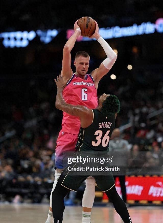 开云体育-NBA交易市场加热！绿军送走波尔津吉斯，欧文降薪续约独行侠(欧文被交易至篮网)