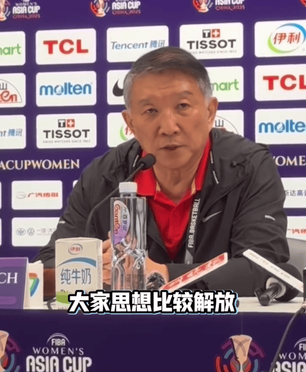 开云体育-宫鲁鸣谈双塔组合：进攻端效果很好防守漏洞尽快弥补(康定斯基构成第七号)