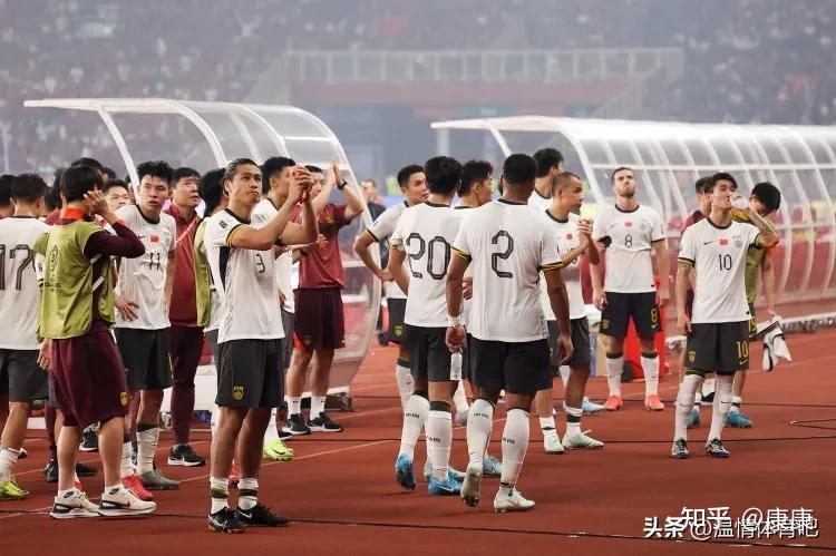中国国足：伊万下课，不值同情，米卢与他差距在哪？(国足伊沃)